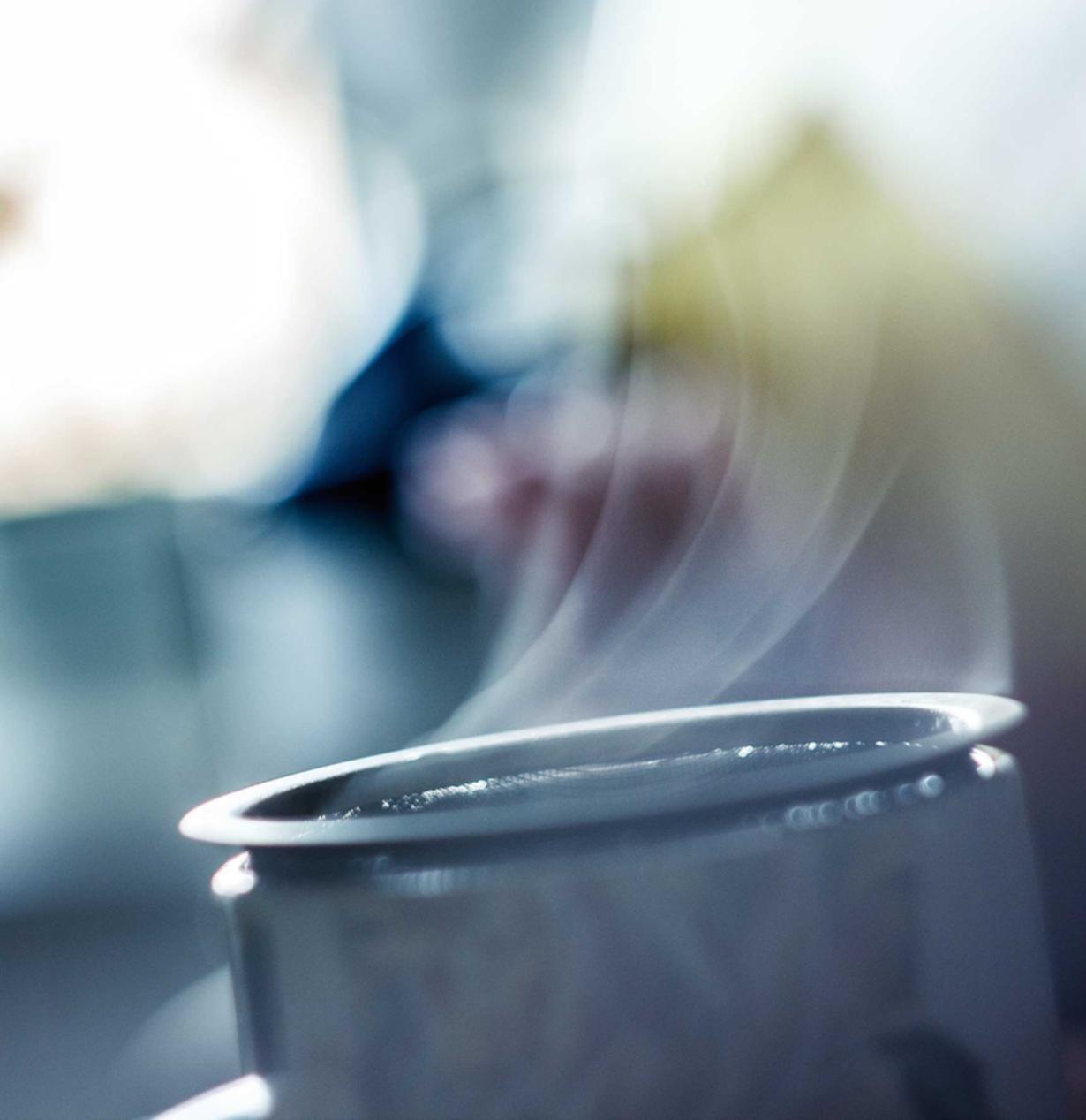 阿里云国际站实名账号：流量卡 vs WiFi：哪一个更适合你？